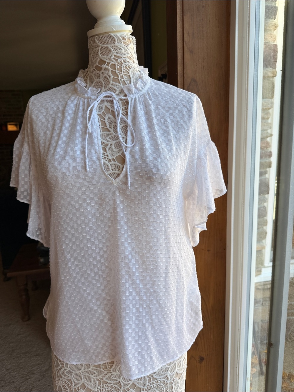 Alice + Olivia White Textured Tie-Neck Flutter Sleeve Blouse